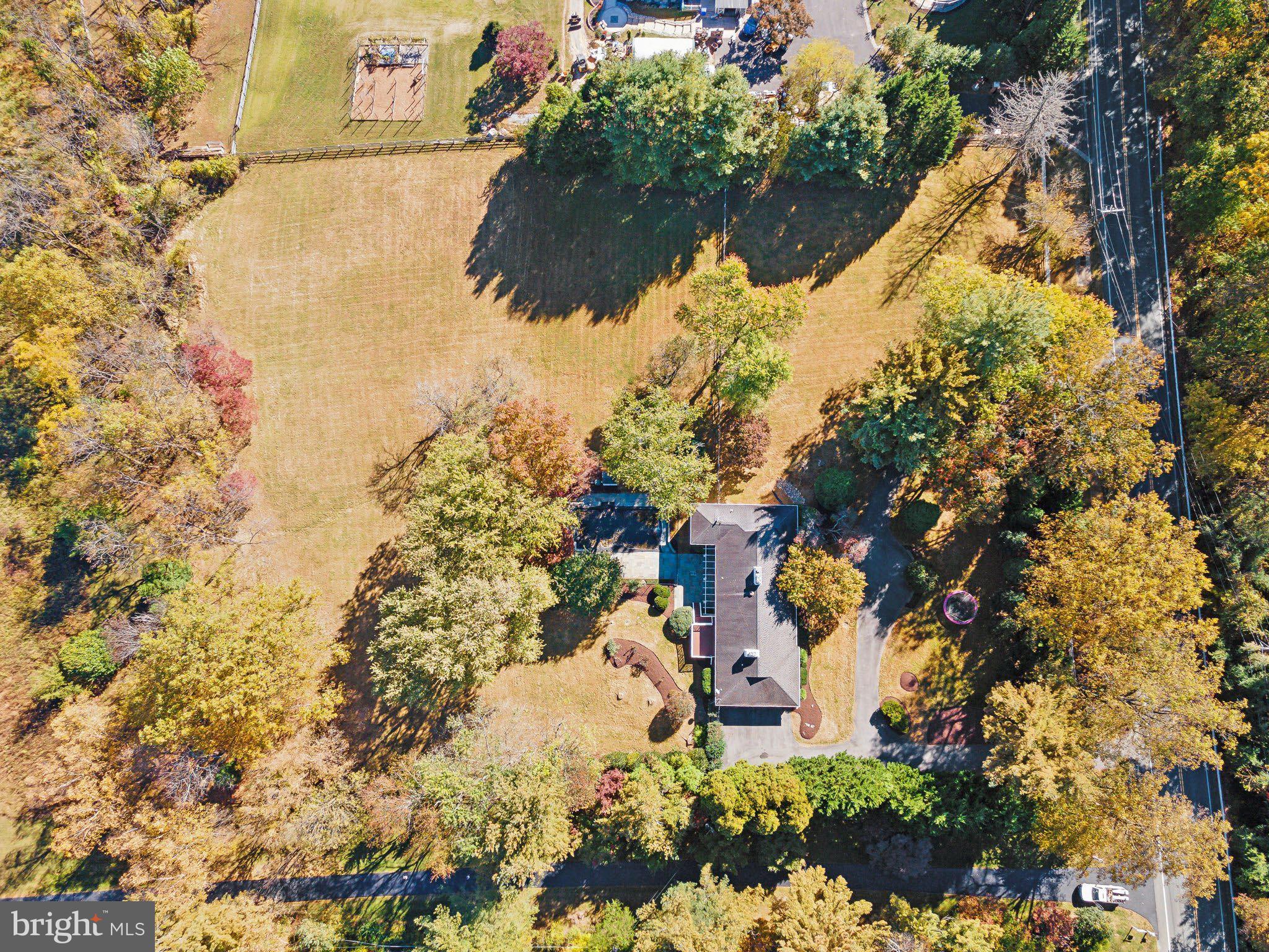 12727 River Road Potomac, MD 20854 - Photo 31 of 31 Expansive yard