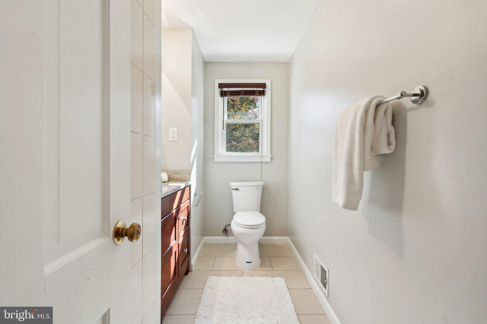 12727 River Road Potomac, MD 20854 - Photo 8 of 31 Hallway Bathroom on main level