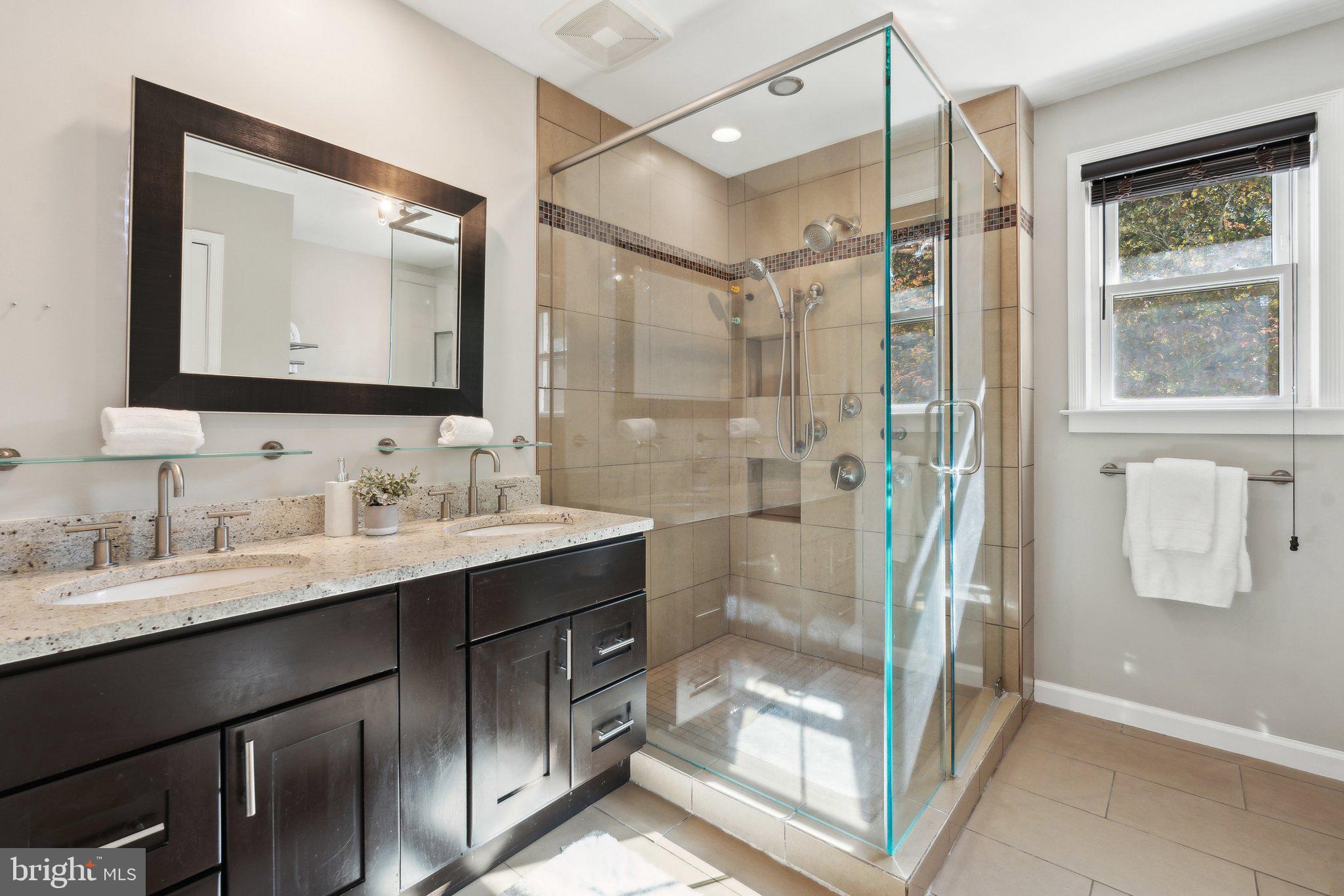 12727 River Road Potomac, MD 20854 - Photo 9 of 31 Primary Bathroom