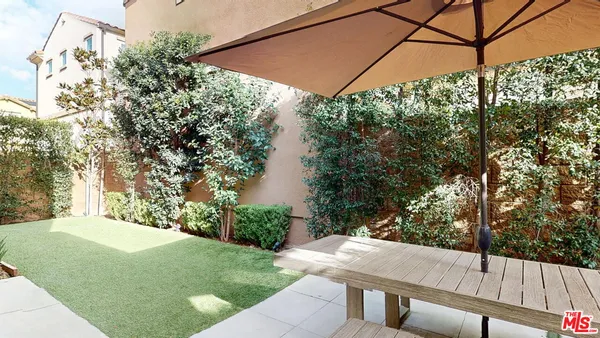 a view of a yard with a tree