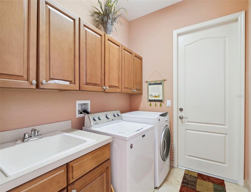 6552 Helmsley Circle Windermere, FL 34786 - Photo 32 of 53 a utility room with dryer and washer