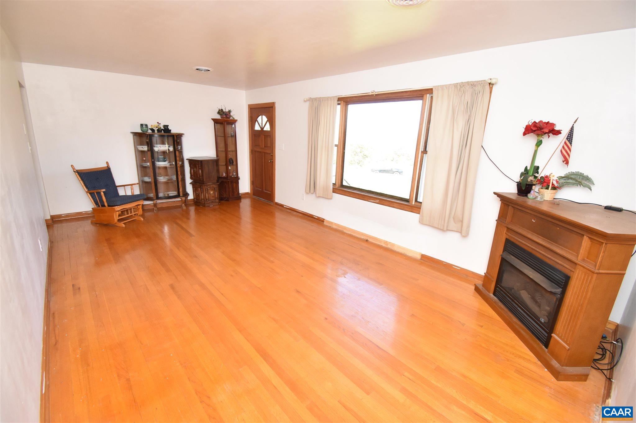 26 Warmar Road Ruckersville, VA 22968 - Photo 4 of 30 a view of a livingroom with furniture and workspace