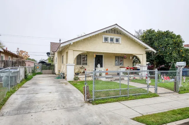 a view of a house with backyard and porch