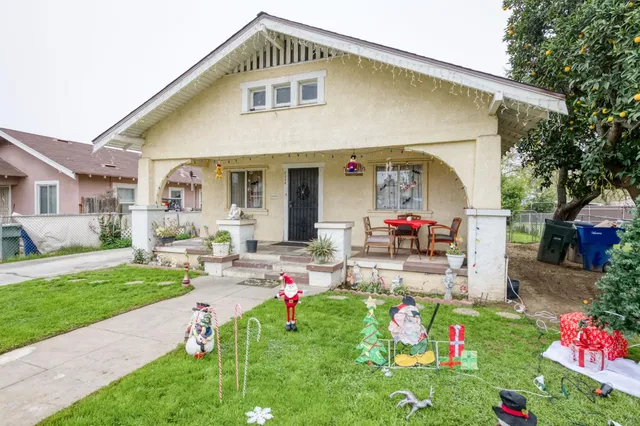 a front view of house with yard