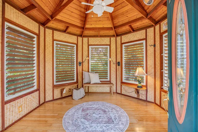 a view of an entryway with a livingroom