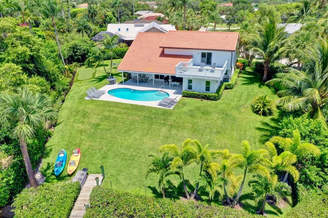 a view of a yard with plants