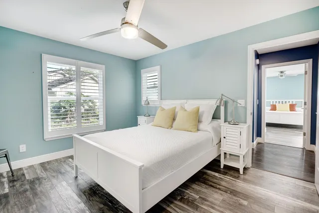 a en suite bathroom with double sink and a large mirror