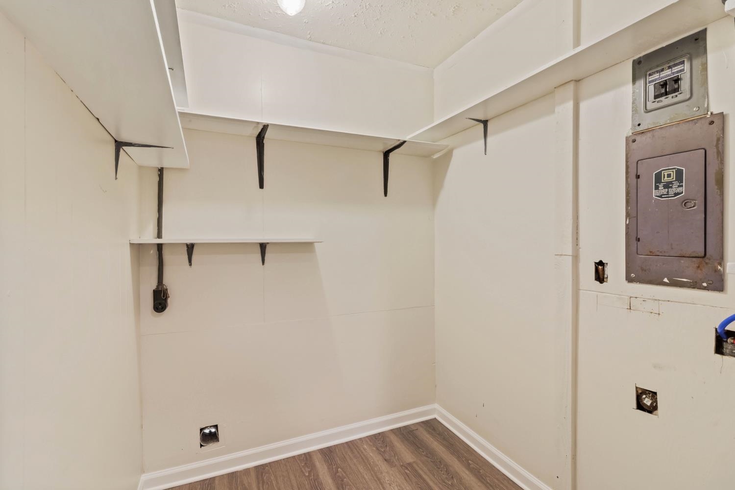 5034 Quince Road Memphis, TN 38117 - Photo 24 of 25 a bathroom with a shower