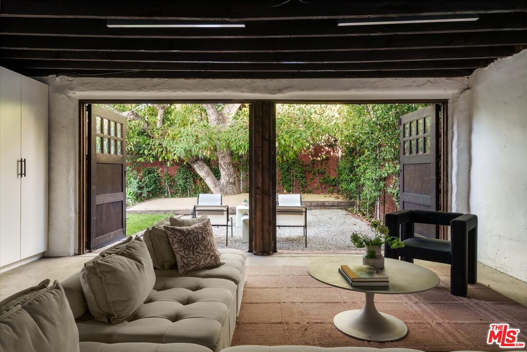 2414 4th Avenue Los Angeles, CA 90018 - Photo 34 of 39 Gallery Image 34