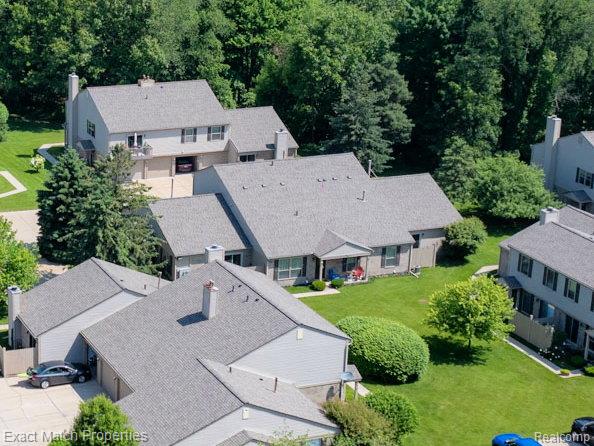 140 Pine Tree Ridge, Unit 2 Waterford, MI 48327 - Photo 10 of 46 Gallery Image 10