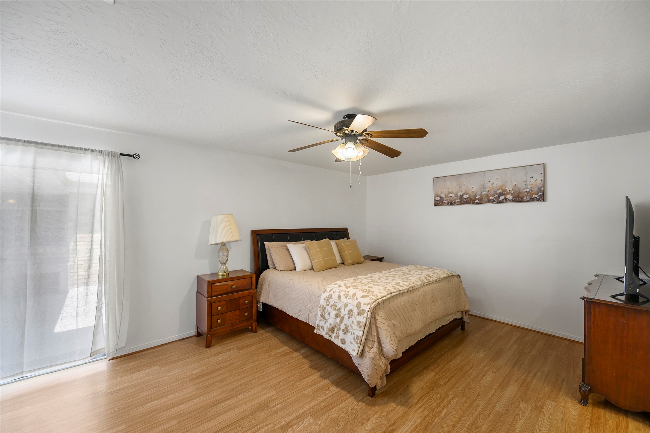 6815 River Mill Drive Spring, TX 77379 - Photo 29 of 33 a bedroom with a bed and a flat screen tv