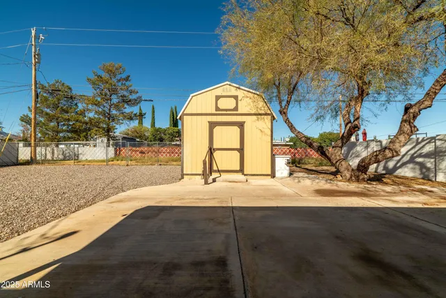 a view of a entrance gate of the house