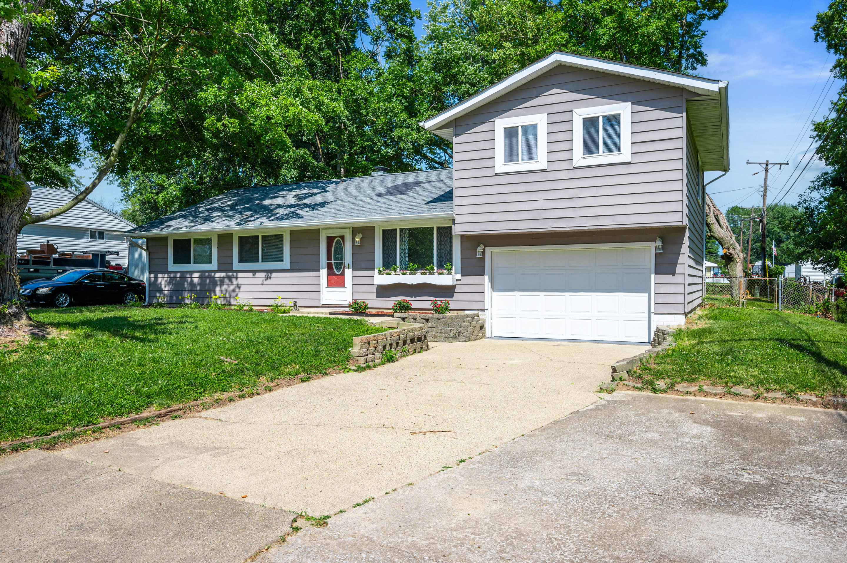 1037 Ridgetop Drive Greenwood, IN 46142 - Photo 2 of 21 Gallery Image 2