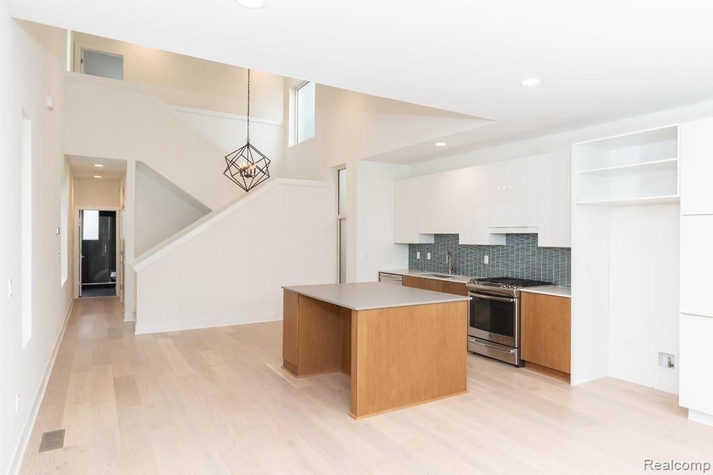 Kitchen/Island/Volume Tall Ceilings - Personalize your condo/Decorative Selections
