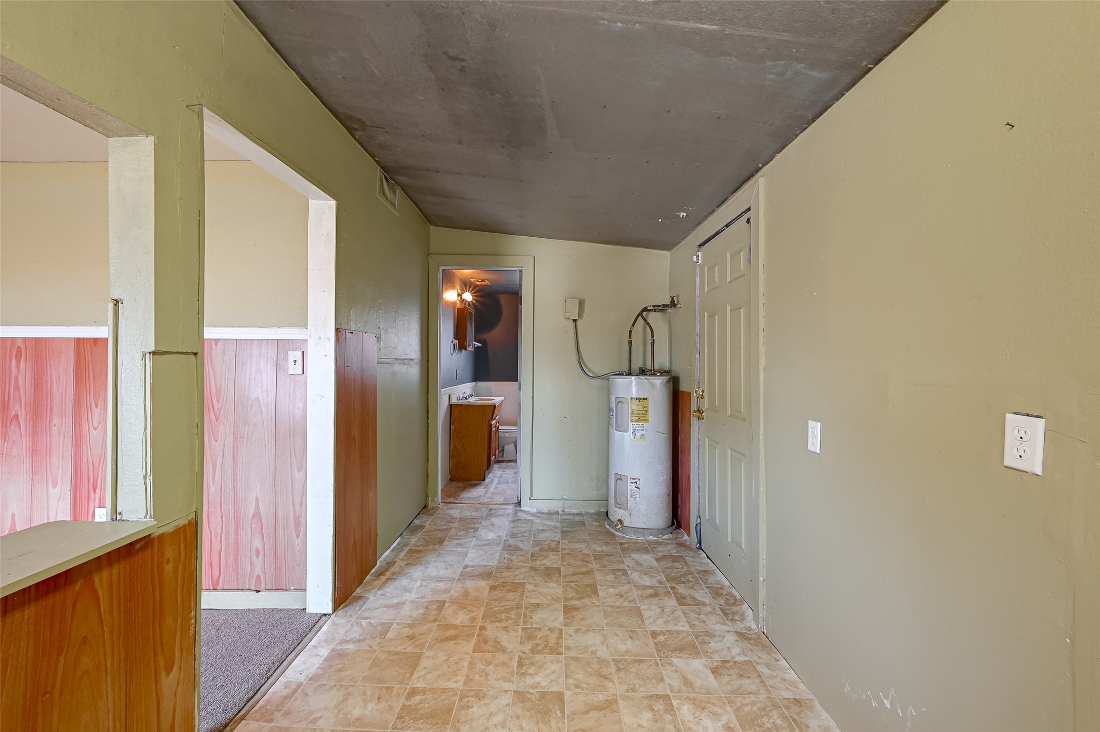 803 Mattie Street Wharton, TX 77488 - Photo 20 of 31 a view of hallway with a bathroom