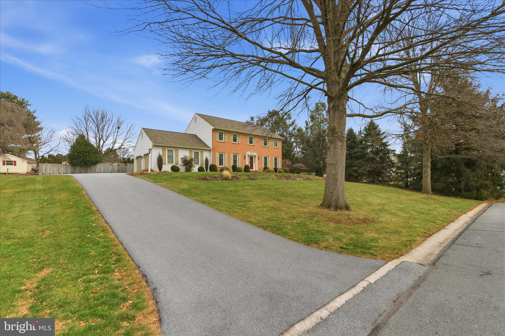 546 Hi View Drive Lititz, PA 17543 - Photo 4 of 65 Well-maintained driveway