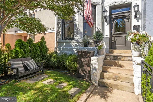 a view of yard in front of house
