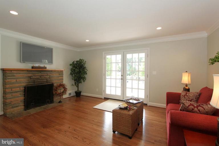 11415 Mapleview Drive Silver Spring, MD 20902 - Photo 5 of 30 Living Room