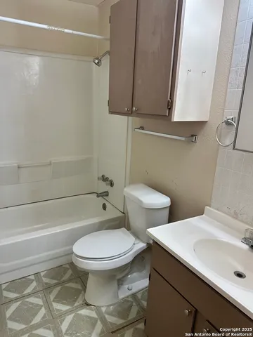 $900 | 131 Howard Lane, Unit 2, Bandera, TX 78003