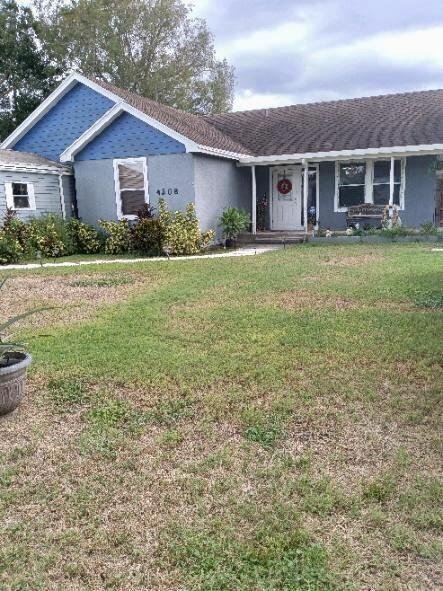4208 Southeast 27th Street Okeechobee, FL 34974 - Photo 21 of 21 a front view of house with yard and green space