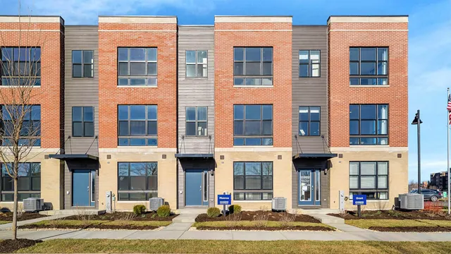 $484,990 | 302 Summit Circle, Lombard, IL 60148