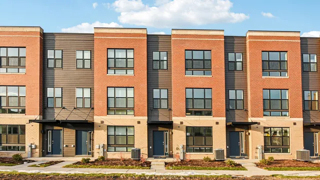 $484,990 | 302 Summit Circle, Lombard, IL 60148