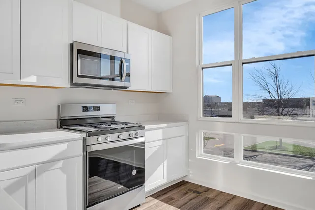 $484,990 | 302 Summit Circle, Lombard, IL 60148