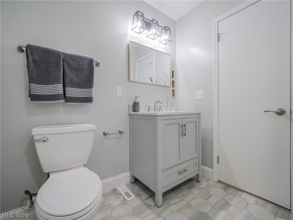 3232 Berkeley Road Cleveland, OH 44118 - Photo 19 of 33 First Floor Full Bath