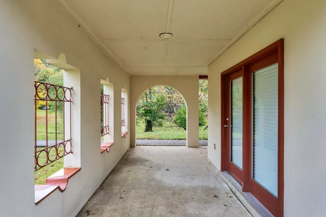 a view of a back yard