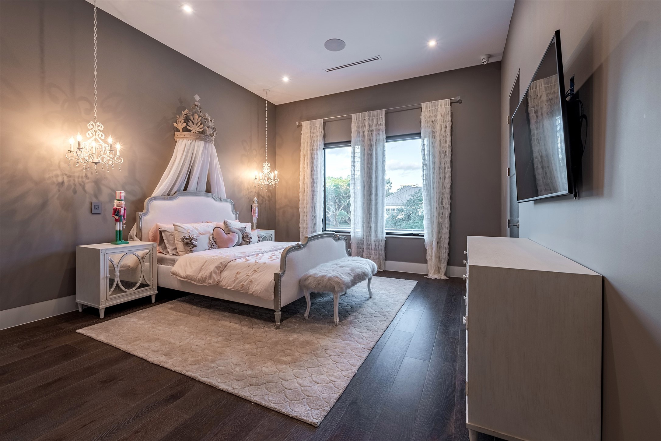 2302 Suffolk Drive Houston, TX 77027 - Photo 29 of 42 a bed room with a bed and a window