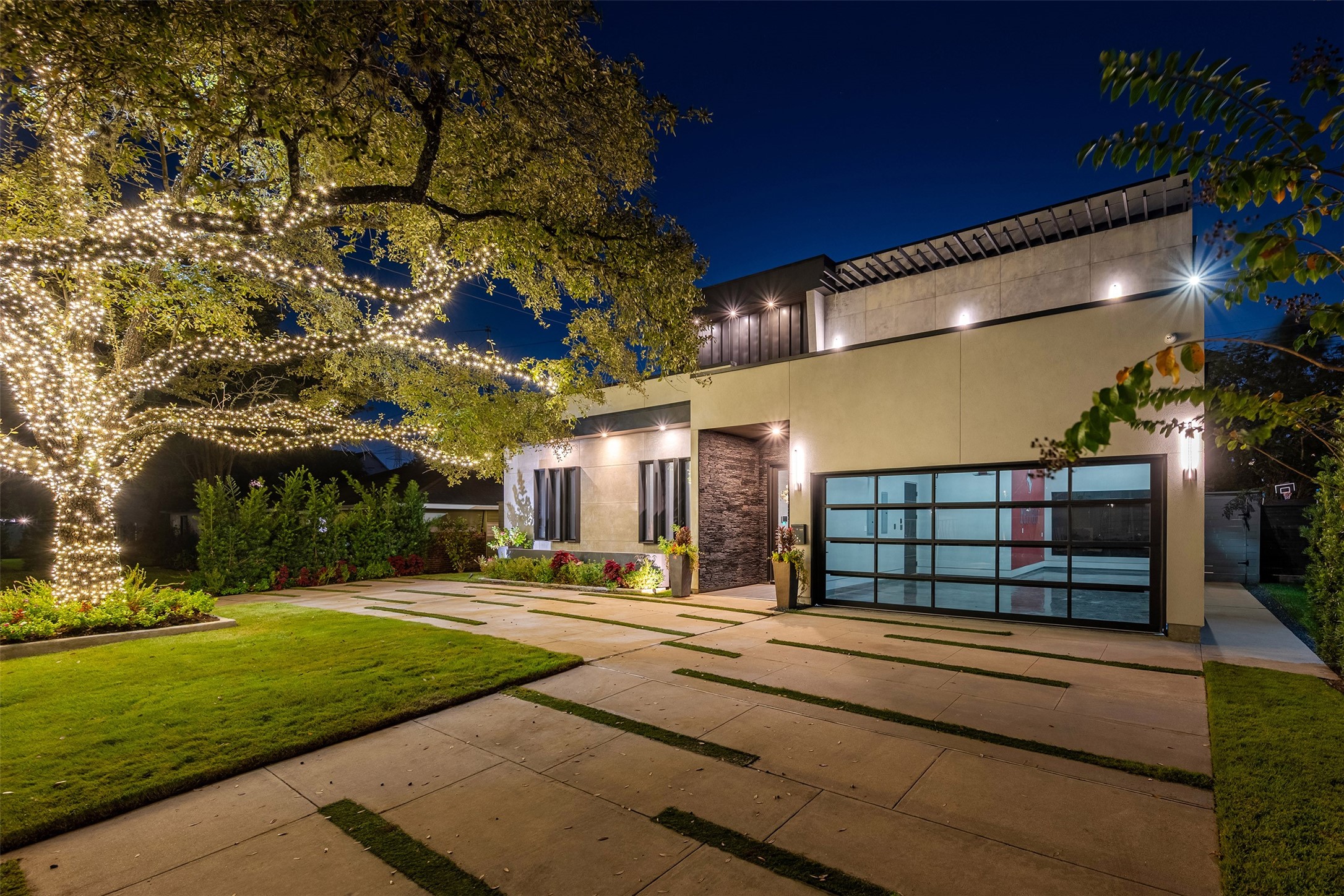 2302 Suffolk Drive Houston, TX 77027 - Photo 3 of 42 a view of a chair and tables in the patio