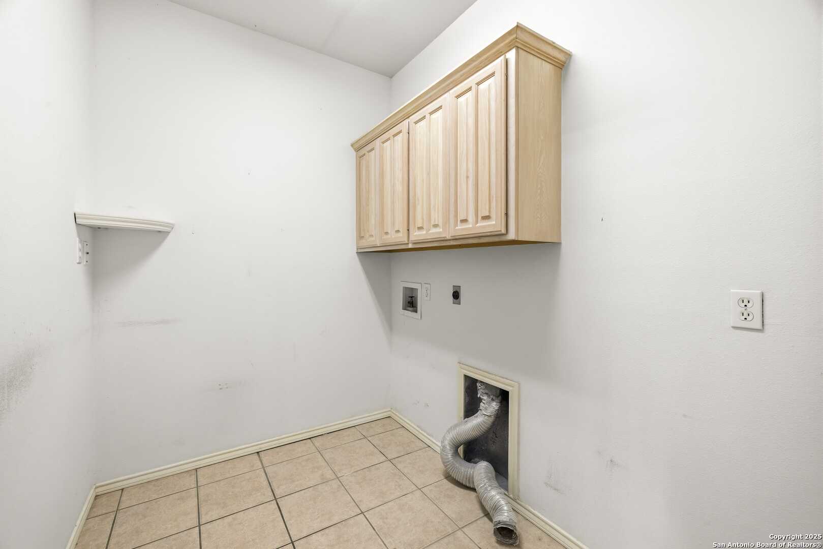 129 Los Cedros Loop Kerrville, TX 78028 - Photo 24 of 26 a view of room with cabinets