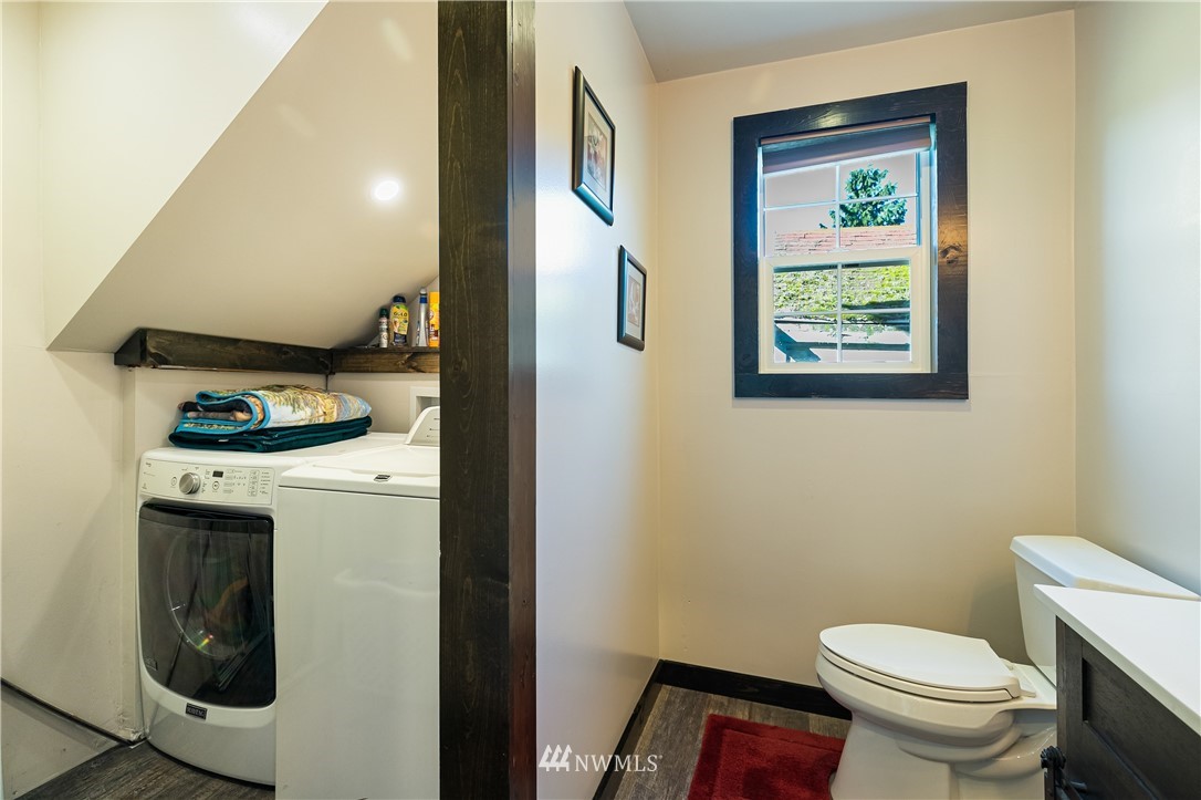 5651 Putnam Road Everson, WA 98247 - Photo 25 of 38 a bathroom with a toilet and a sink