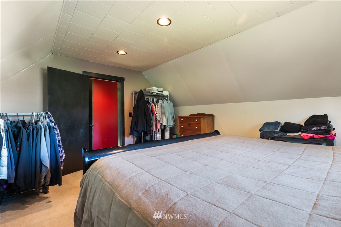 5651 Putnam Road Everson, WA 98247 - Photo 29 of 38 a bed room with a bed and a walk in closet