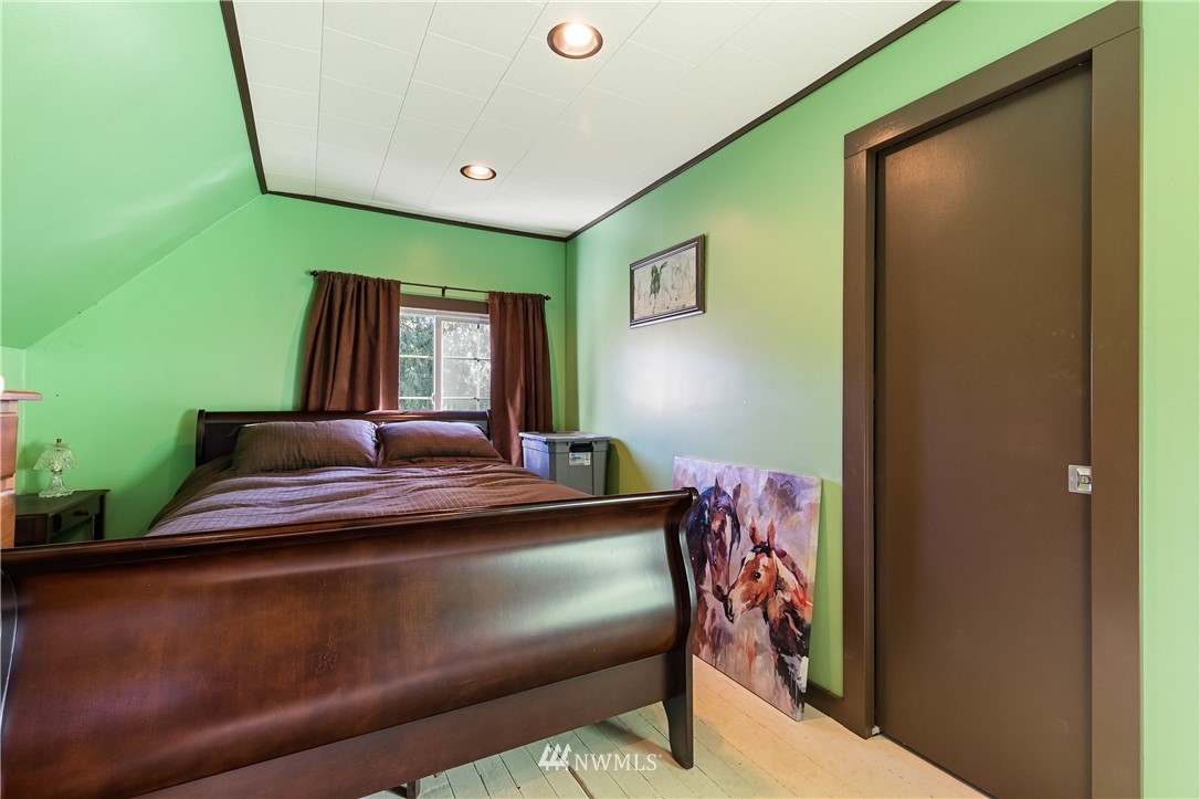 5651 Putnam Road Everson, WA 98247 - Photo 30 of 38 a bedroom with a bed and a mirror