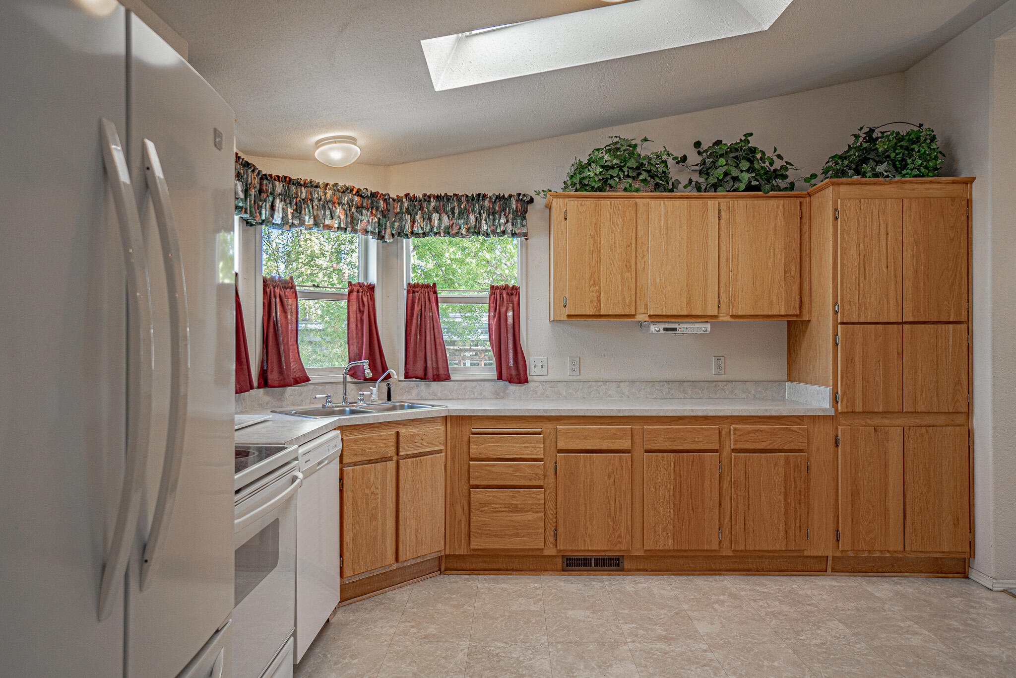 445 Lani Way Talent, OR 97540 - Photo 8 of 27 DSC04836-HDR