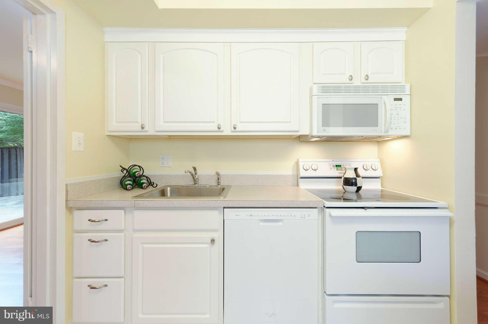 1756 Ivy Oak Square Reston, VA 20190 - Photo 17 of 30 Kitchen