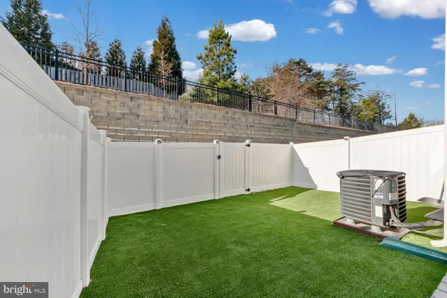 $570,000 | 18307 Summit Pointe Drive, Triangle, VA 22172