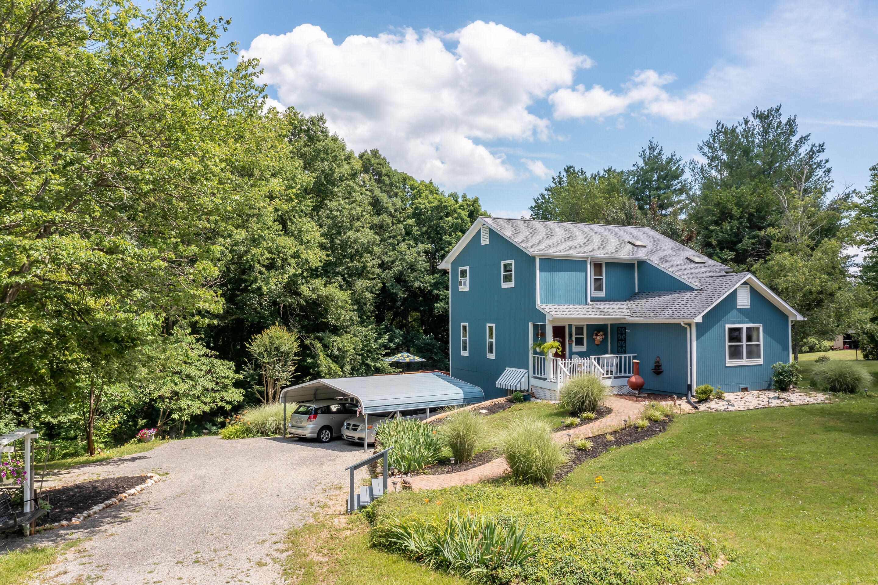 1096 Farmington Road Hardy, VA 24101 - Photo 4 of 54 a front view of a house with garden
