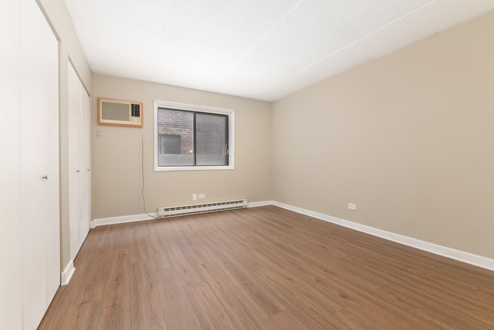 953 North Rohlwing Road, Unit GB Addison, IL 60101 - Photo 20 of 25 an empty room with wooden floor and windows