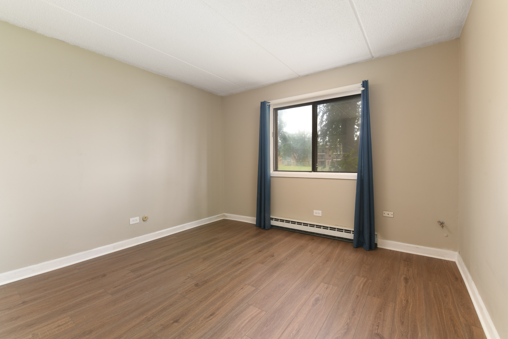 953 North Rohlwing Road, Unit GB Addison, IL 60101 - Photo 22 of 25 an empty room with wooden floor and windows