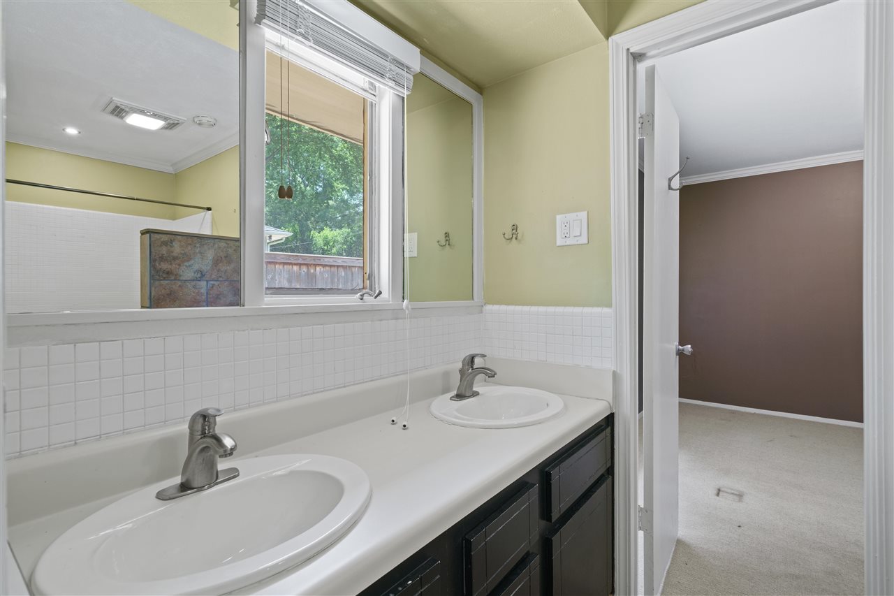 5341 Rich Road Memphis, TN 38120 - Photo 21 of 25 Jack-n-Jill Bath located between Bedrooms 2 and 3