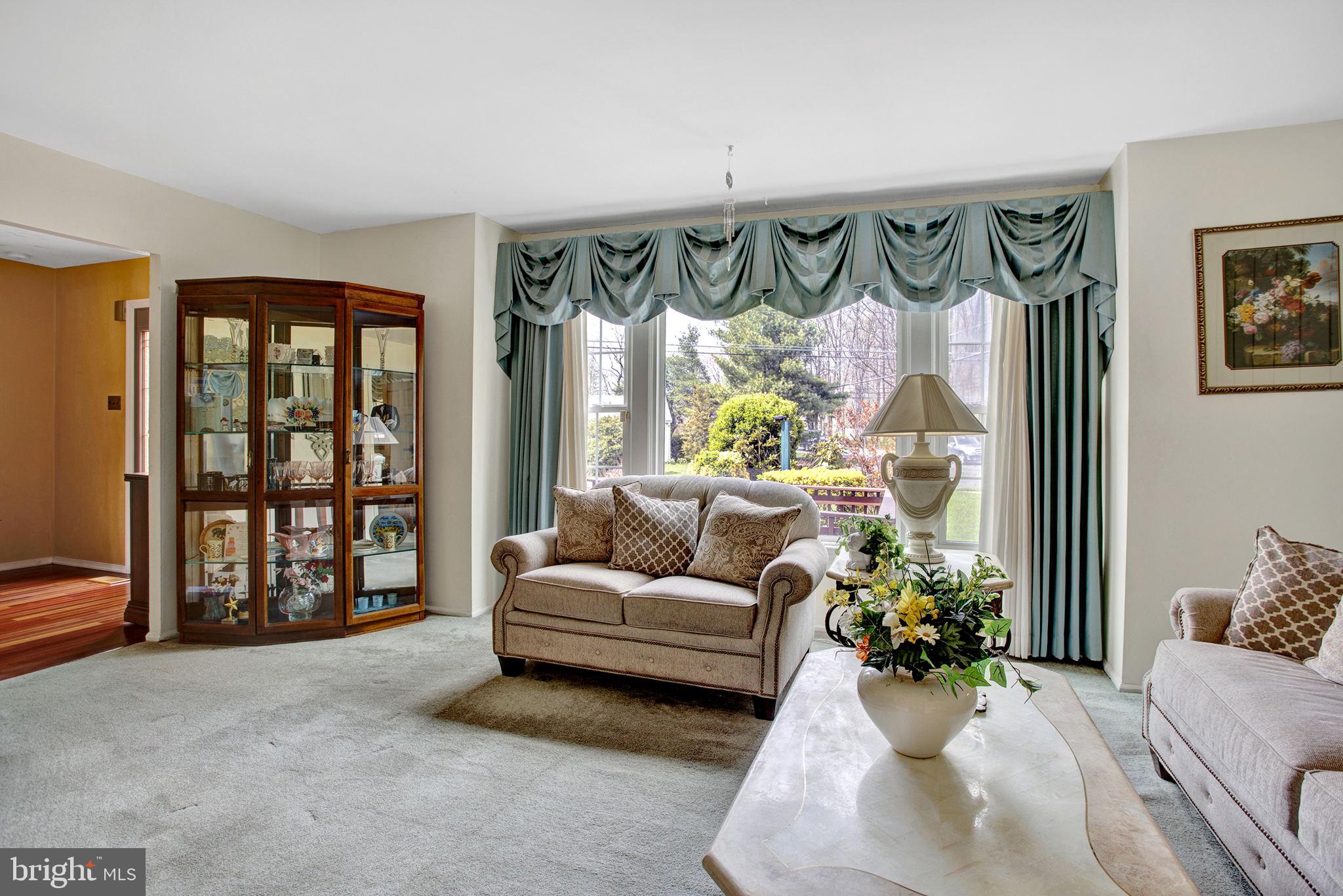 100 Hooton Road Mount Laurel, NJ 08054 - Photo 7 of 25 Living Room