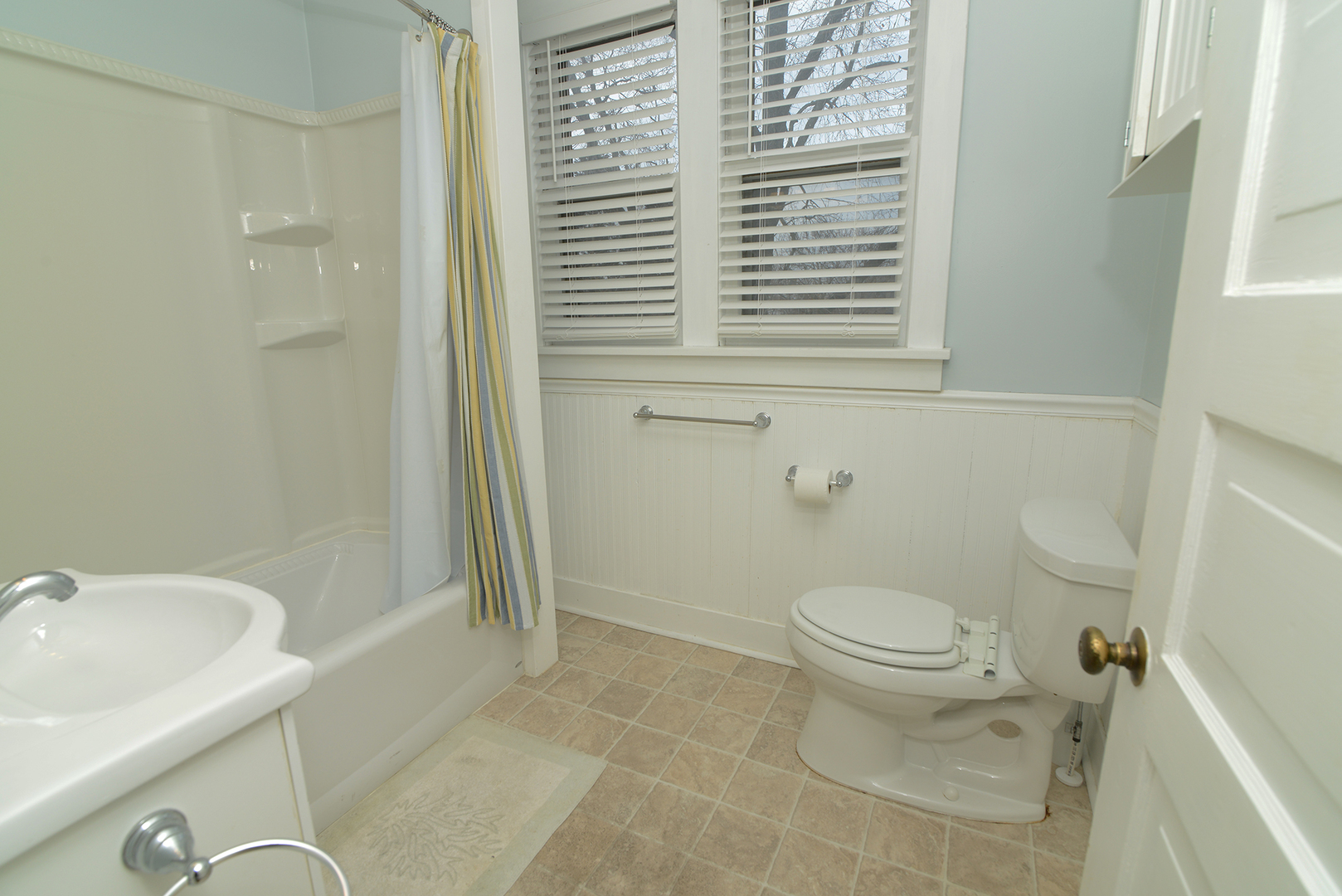 564 North Spring Street Elgin, IL 60120 - Photo 18 of 27 a bathroom with a sink toilet and shower