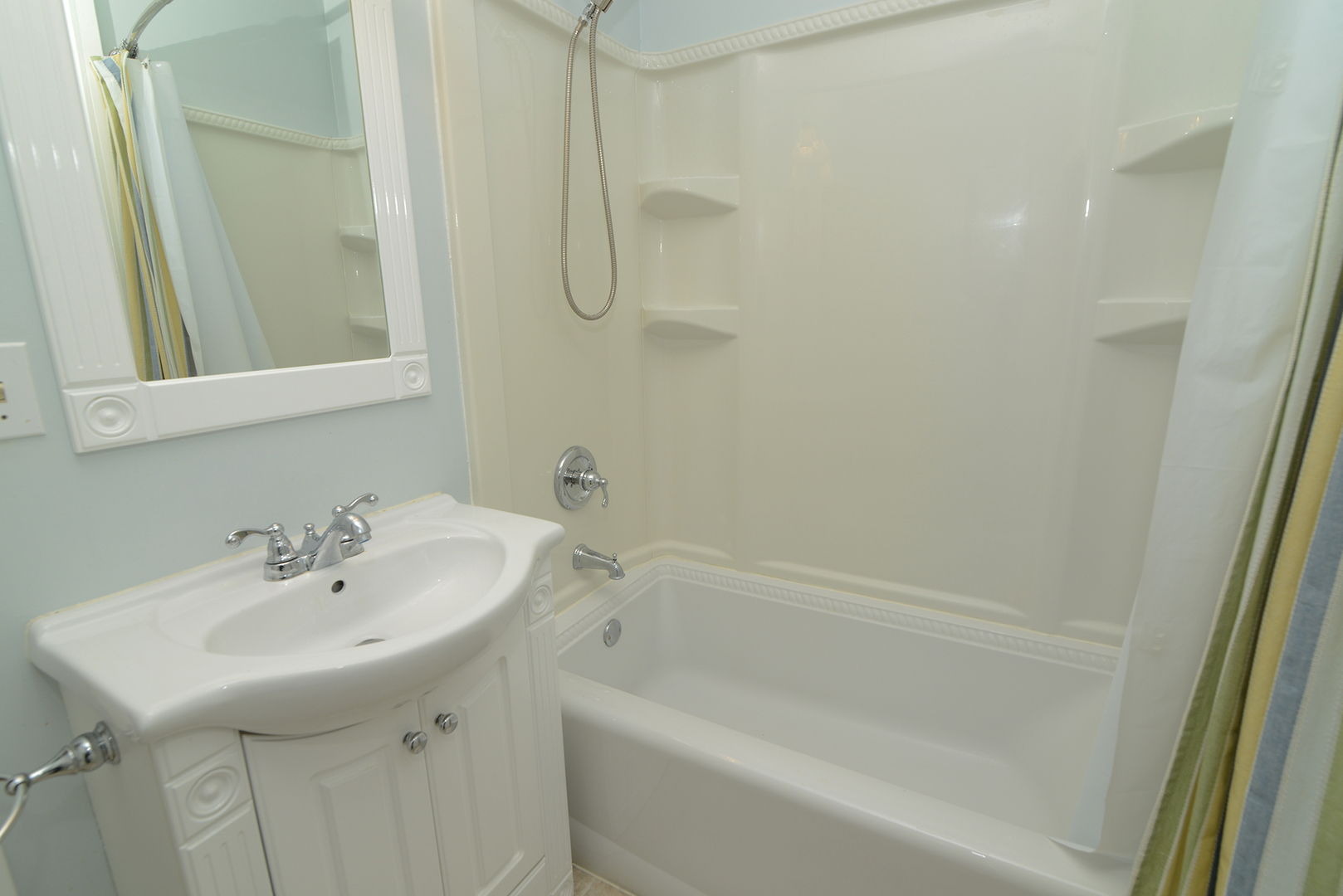 564 North Spring Street Elgin, IL 60120 - Photo 19 of 27 a bathroom with a sink and a bathtub