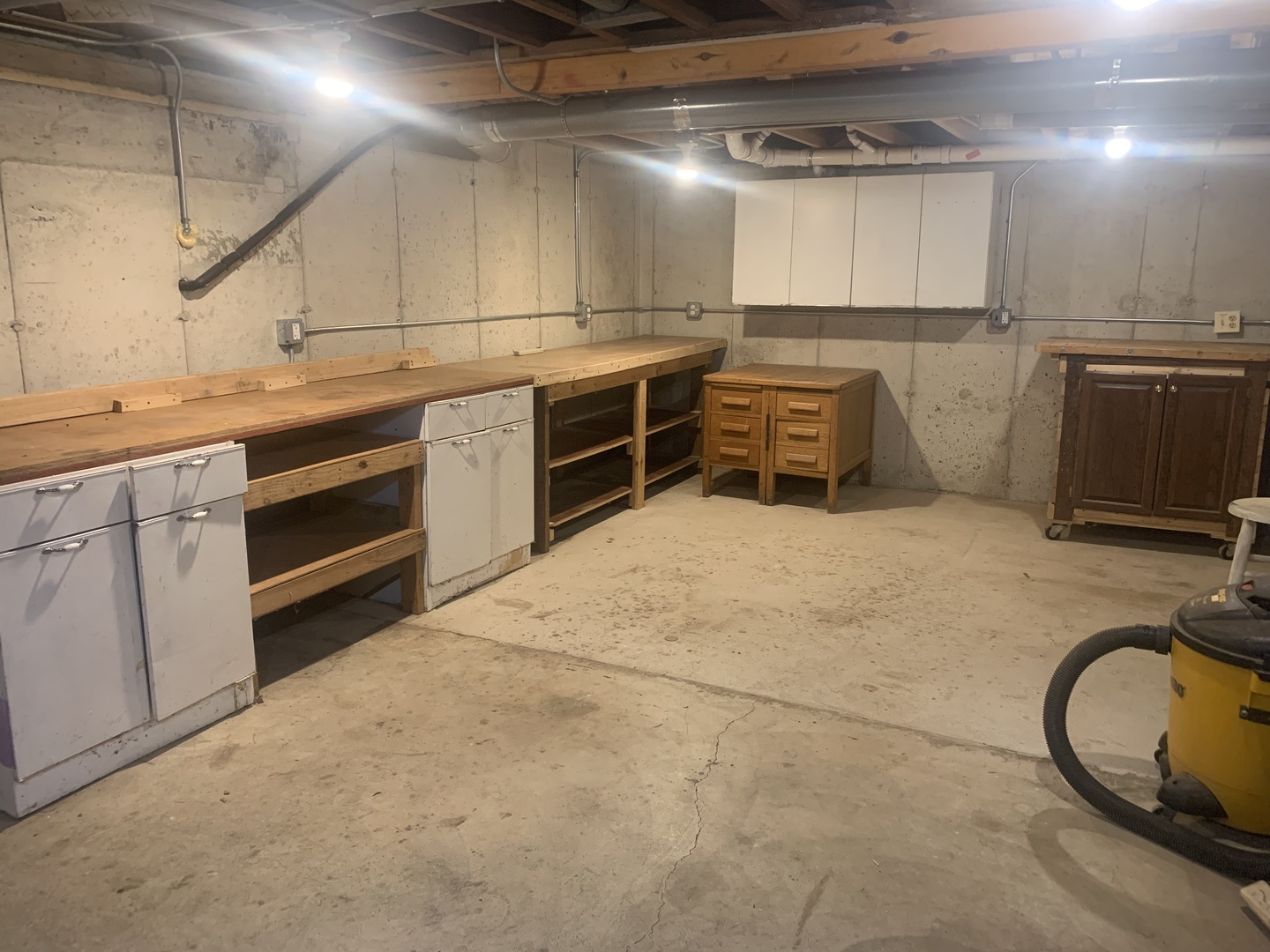 564 North Spring Street Elgin, IL 60120 - Photo 21 of 27 a kitchen with a stove and a sink