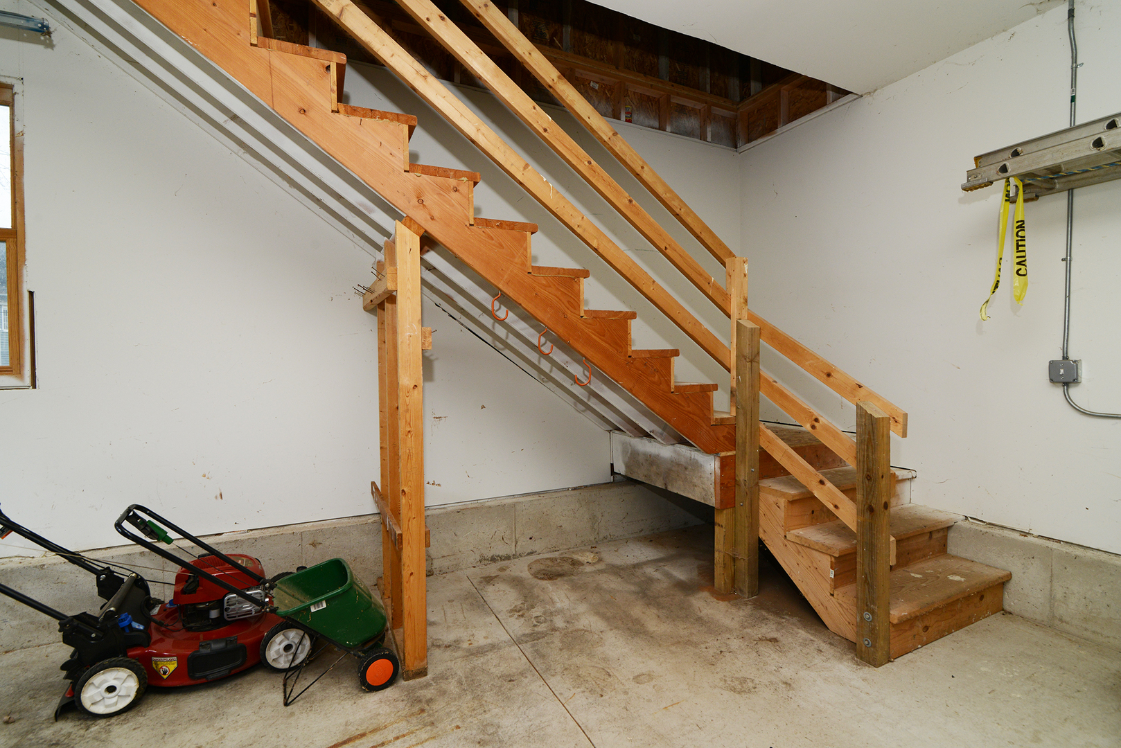564 North Spring Street Elgin, IL 60120 - Photo 24 of 27 a view of an entryway