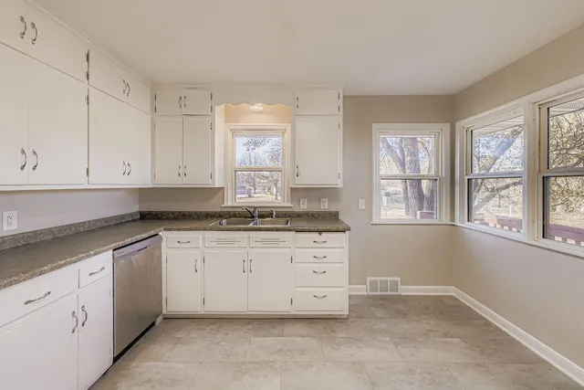 $270,000 | 2293 7th Avenue East, North St. Paul, MN 55109