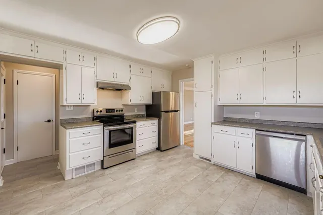 $270,000 | 2293 7th Avenue East, North St. Paul, MN 55109