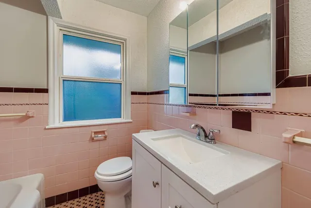 $270,000 | 2293 7th Avenue East, North St. Paul, MN 55109